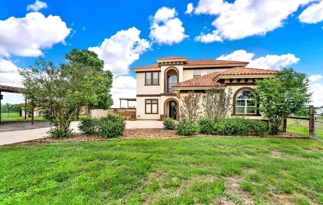 4-bedroom rental at 503 Private Road 5764 in LaCoste, TX — photo 4