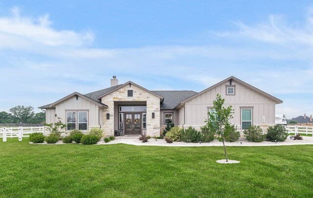 4-bedroom rental at 160 Pradera Ridge in Floresville, TX — photo 2