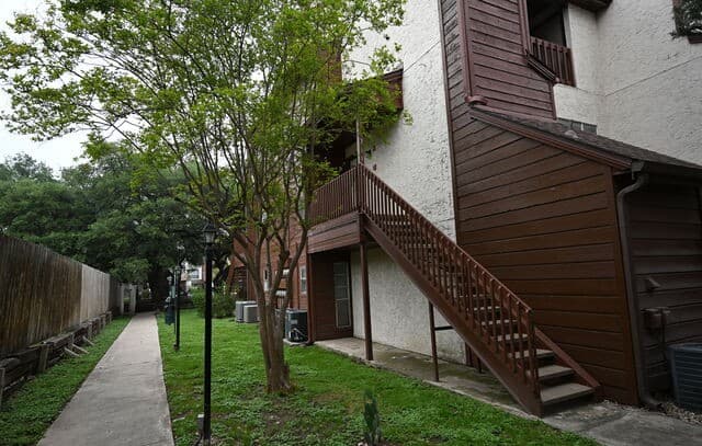 1-bedroom rental at 10527 Perrin Beitel Unit C-214 in San Antonio, TX — photo 4