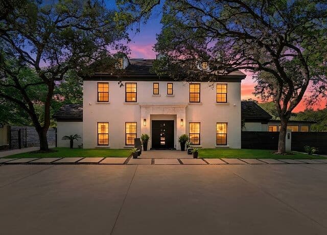 5-bedroom rental at 627 E Olmos Drive in San Antonio, TX — photo 1