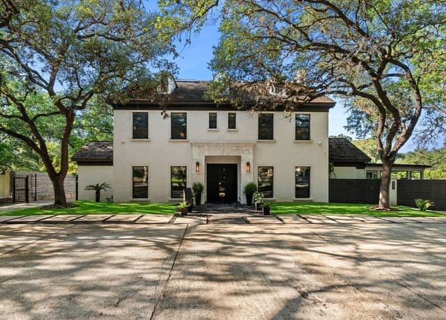 5-bedroom rental at 627 E Olmos Drive in San Antonio, TX — photo 2