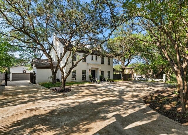 5-bedroom rental at 627 E Olmos Drive in San Antonio, TX — photo 3