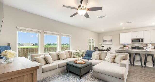 3-bedroom rental at 14619 Butch Cassidy in Lytle, TX — photo 2