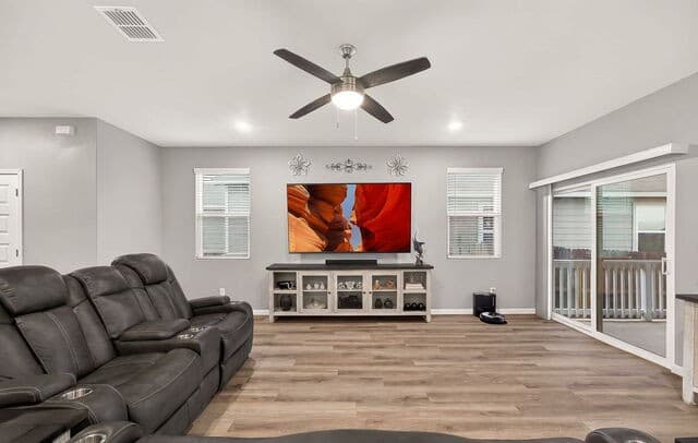 5-bedroom rental at 13023 Red Elks Lks in St Hedwig, TX — photo 2