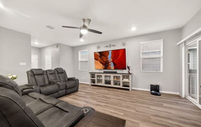 5-bedroom rental at 13023 Red Elks Lks in St Hedwig, TX — photo 3