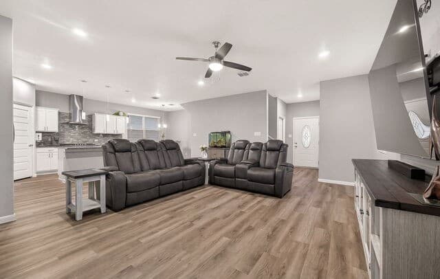 5-bedroom rental at 13023 Red Elks Lks in St Hedwig, TX — photo 4