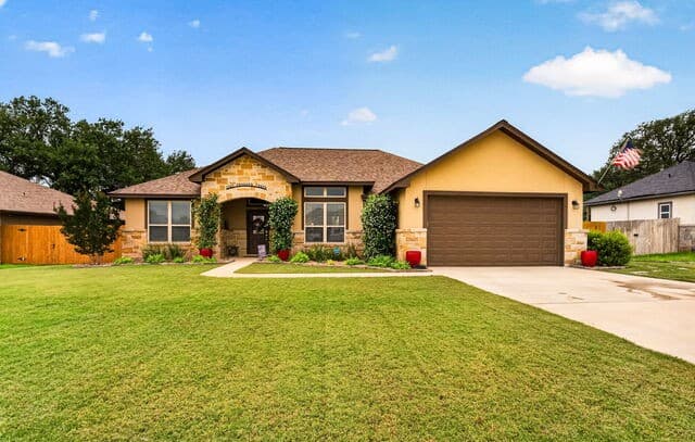 3-bedroom rental at 1705 Crooked Creek Dr in Pleasanton, TX — photo 1