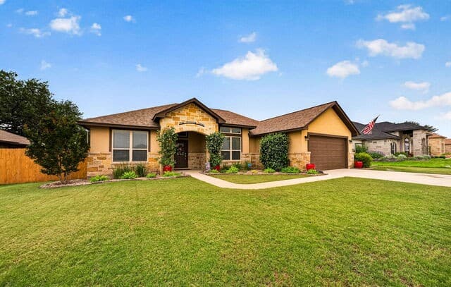 3-bedroom rental at 1705 Crooked Creek Dr in Pleasanton, TX — photo 3
