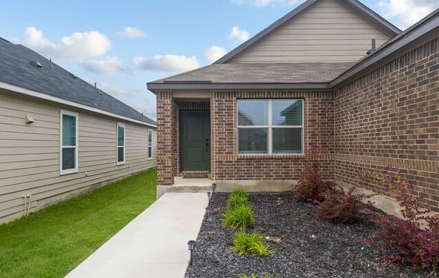 3-bedroom rental at 218 W Flowing River Dr in Boerne, TX — photo 4