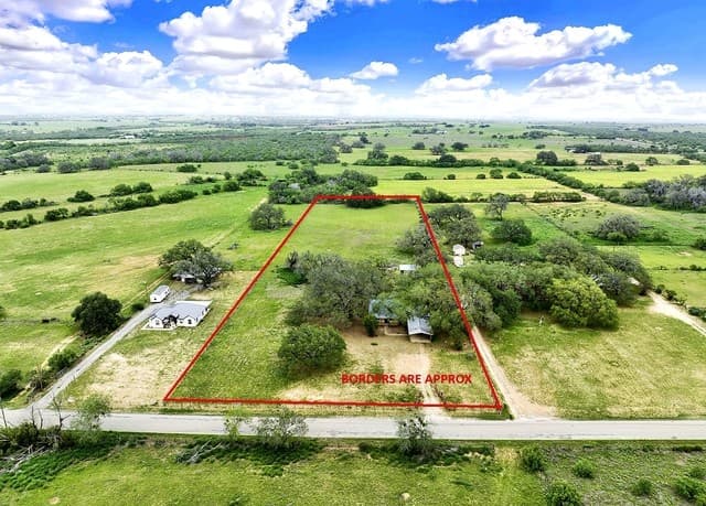 3-bedroom rental at 360 Horton Rd in Poteet, TX — photo 2