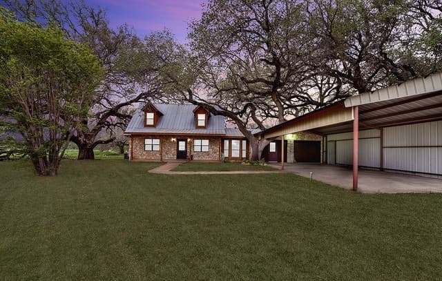 3-bedroom rental at 360 Horton Rd in Poteet, TX — photo 4
