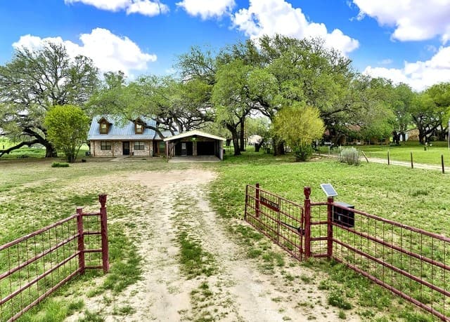 3-bedroom rental at 360 Horton Rd in Poteet, TX — photo 5