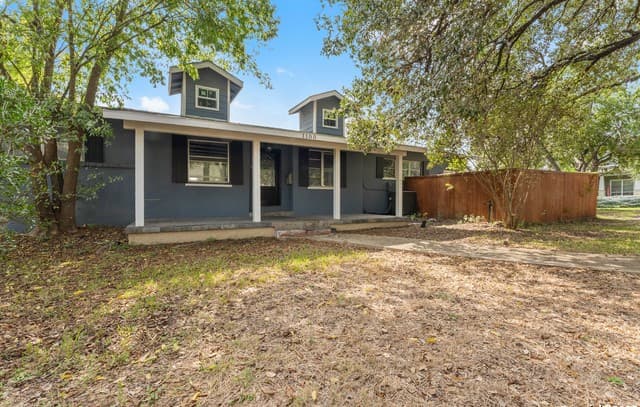 3-bedroom rental at 1100 Garraty Rd in Terrell Hills, TX — photo 1