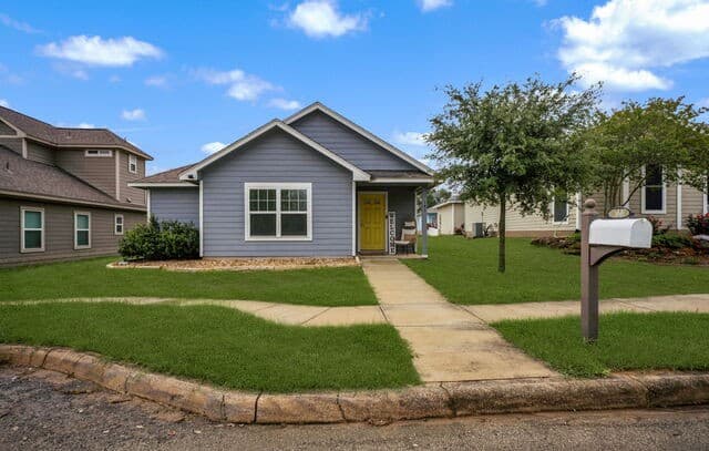 3-bedroom rental at 185 Lark Hill Rd in Floresville, TX — photo 1