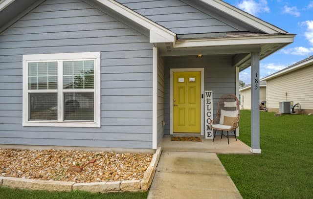 3-bedroom rental at 185 Lark Hill Rd in Floresville, TX — photo 2