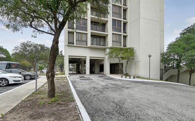 2-bedroom rental at 7701 Wurzbach Rd Unit 1402 in San Antonio, TX — photo 2