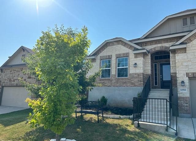 5-bedroom rental at 11911 Pitcher in San Antonio, TX — photo 2