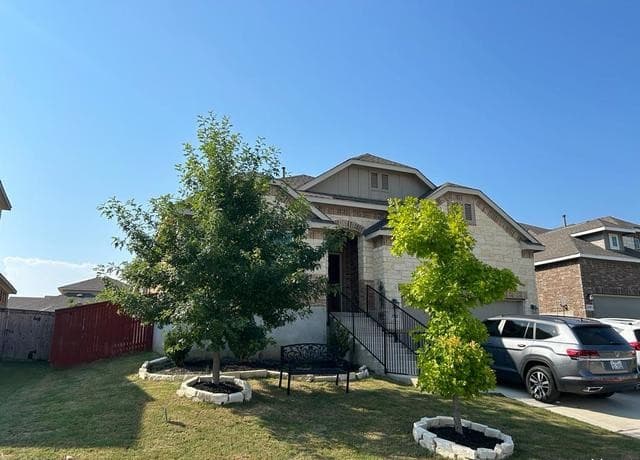 5-bedroom rental at 11911 Pitcher in San Antonio, TX — photo 3