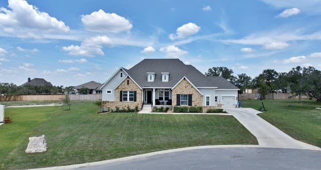 4-bedroom rental at 195 Piper in Castroville, TX — photo 3