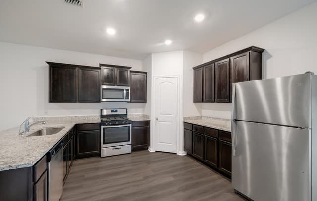 5-bedroom rental at 14926 Harbor Lndg in Von Ormy, TX — photo 4
