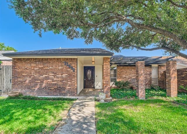 3-bedroom rental at 13806 Brays Forest in San Antonio, TX — photo 1