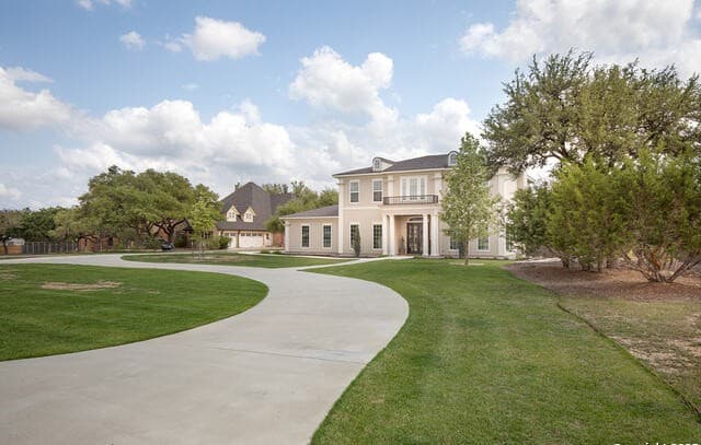 4-bedroom rental at 1228 Paladin Trl in Spring Branch, TX — photo 4
