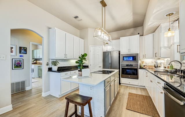 3-bedroom rental at 819 Flightline in Spring Branch, TX — photo 5