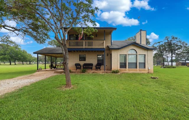 3-bedroom rental at 1002 Eagle Crest Dr in Floresville, TX — photo 1