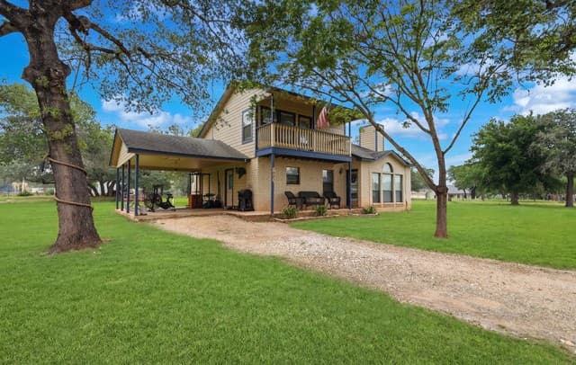 3-bedroom rental at 1002 Eagle Crest Dr in Floresville, TX — photo 2