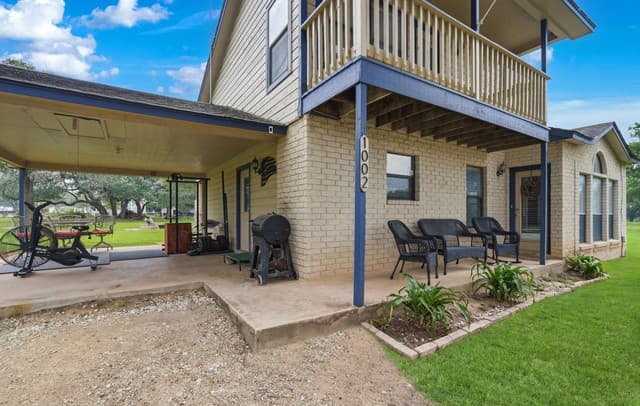 3-bedroom rental at 1002 Eagle Crest Dr in Floresville, TX — photo 3