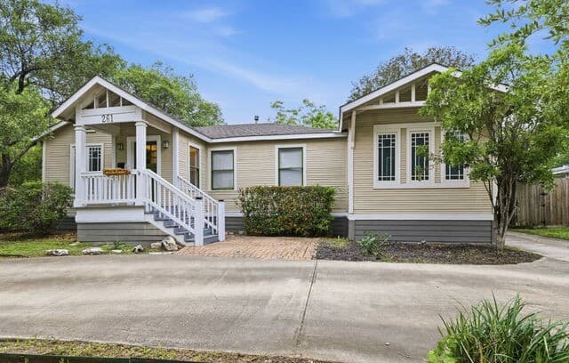 4-bedroom rental at 261 E Oakview Pl in San Antonio, TX — photo 1