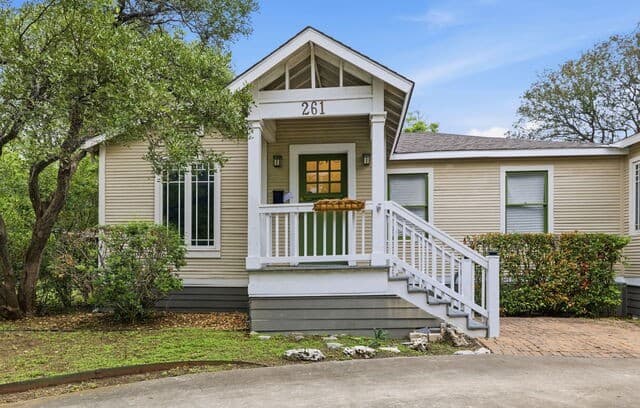 4-bedroom rental at 261 E Oakview Pl in San Antonio, TX — photo 2