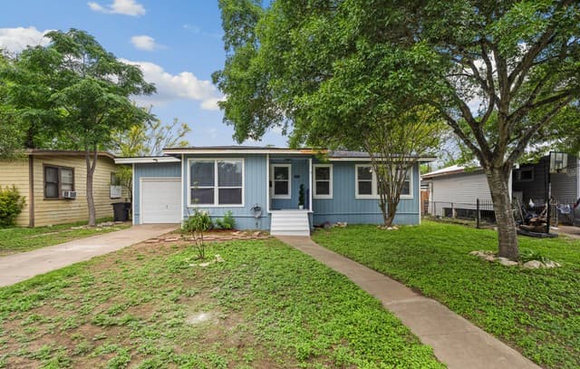 3-bedroom rental at 611 Kashmuir Pl in San Antonio, TX — photo 1