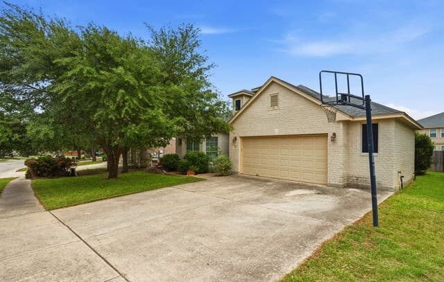 5-bedroom rental at 305 Hilton Dr in Cibolo, TX — photo 1