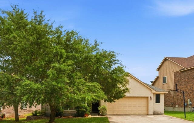 5-bedroom rental at 305 Hilton Dr in Cibolo, TX — photo 2