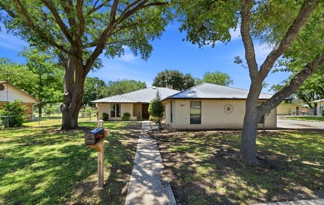 3-bedroom home for sale at 901 Gentilz in Castroville TX