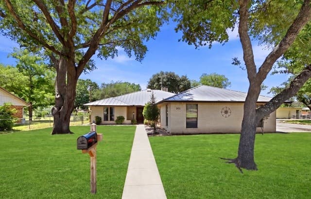 Home for sale at 901 Gentilz in Castroville, TX — photo 2