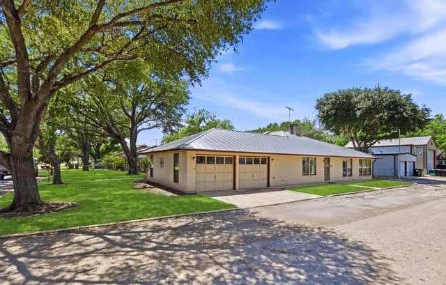 Home for sale at 901 Gentilz in Castroville, TX — photo 4
