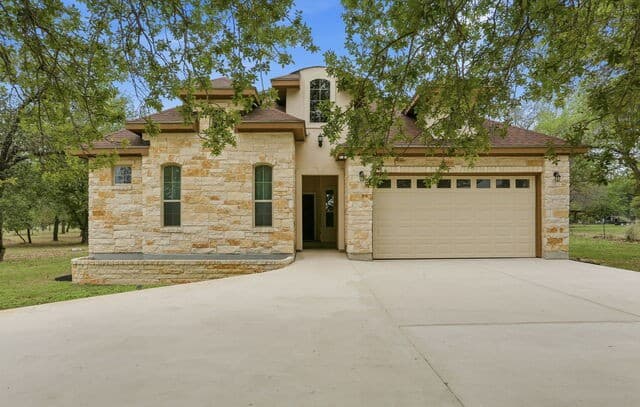 4-bedroom rental at 306 County Road 6876 in Natalia, TX — photo 1
