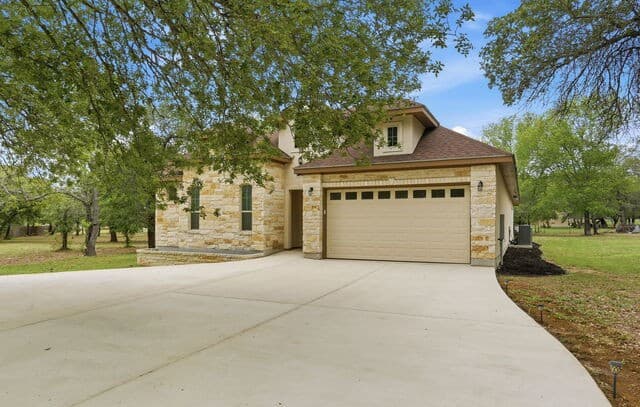 4-bedroom rental at 306 County Road 6876 in Natalia, TX — photo 5