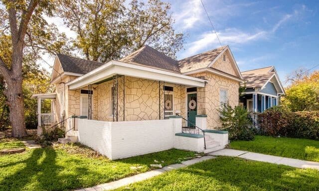 3-bedroom rental at 1820 E Houston in San Antonio, TX — photo 1