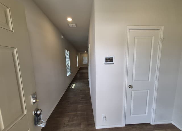 3-bedroom rental at 465 Middle Green Loop in Floresville, TX — photo 2