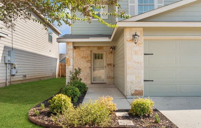 3-bedroom rental at 3814 Flyer Vis in San Antonio, TX — photo 2