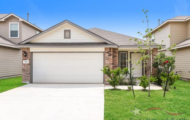 3-bedroom rental at 121 Legendary Trail Loop in Floresville, TX — photo 1