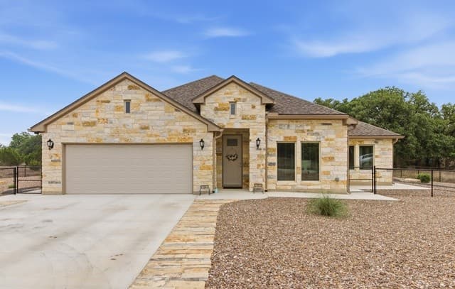 3-bedroom home for sale at 326 Park Rd in Bandera TX
