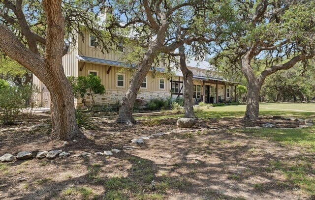 5-bedroom rental at 555 Prado Xing in Boerne, TX — photo 3