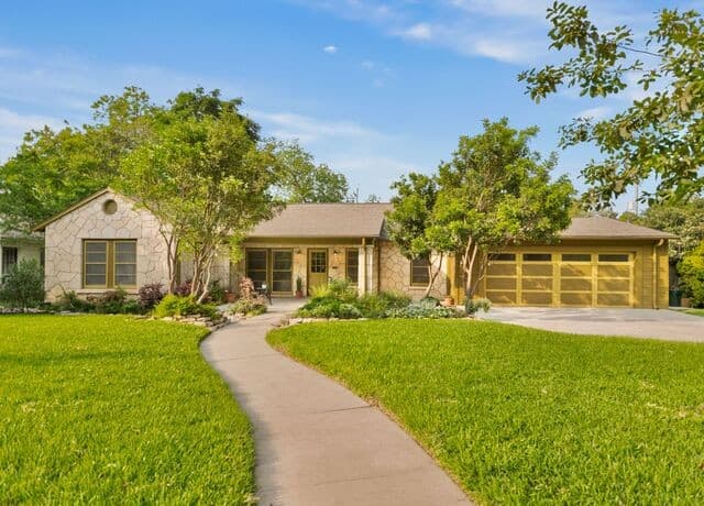 4-bedroom rental at 406 Paseo Encinal in San Antonio, TX — photo 1