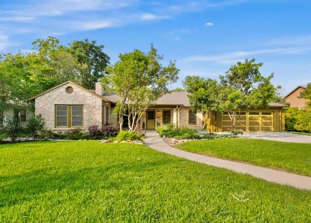 4-bedroom rental at 406 Paseo Encinal in San Antonio, TX — photo 2