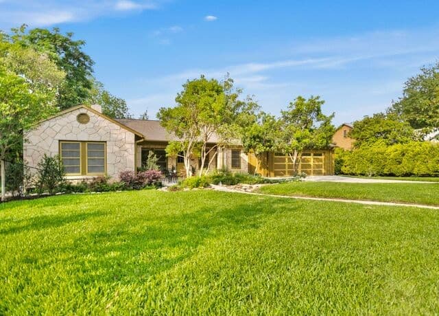 4-bedroom rental at 406 Paseo Encinal in San Antonio, TX — photo 3