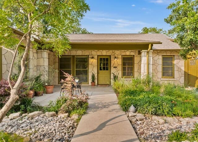 4-bedroom rental at 406 Paseo Encinal in San Antonio, TX — photo 5